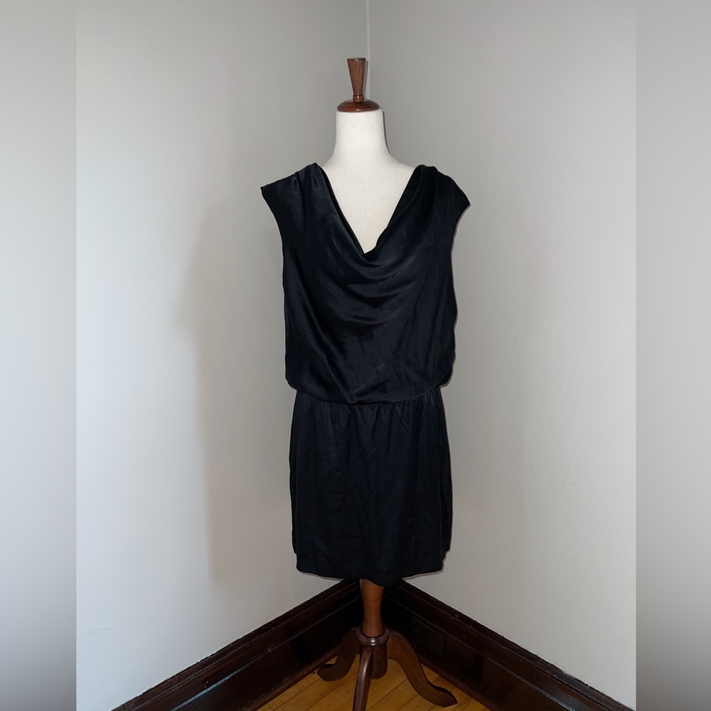 Pretty White House Black Market Draped Silk Dress❣️